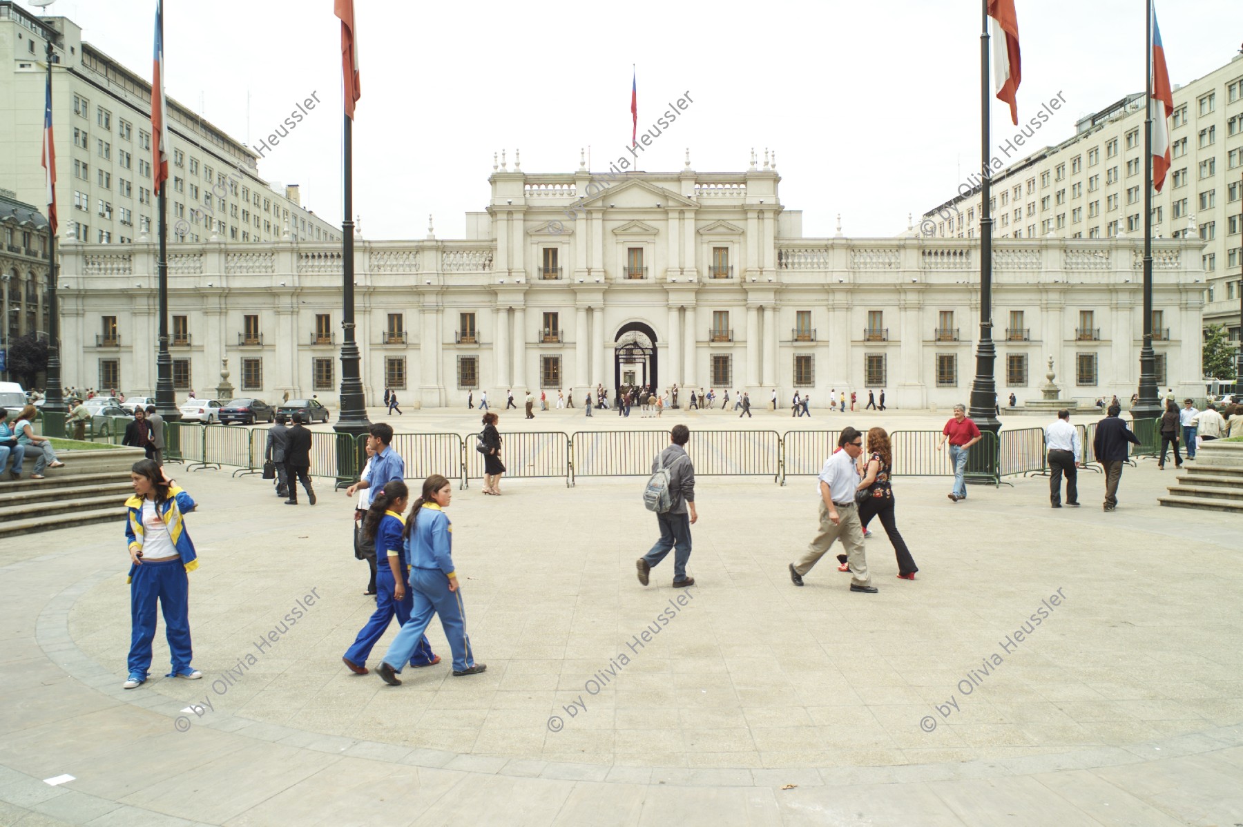 Image of sheet 20051207 photo 46: Palacio de La Moneda 
Palace of the Mint Präsidenten Palast
the presidental palace wich was attacked in September 1973 by General Augusto Pinochet.
La Moneda, is the seat of the President of the Republic of Chile. Santiago Architektur Platz Menschen