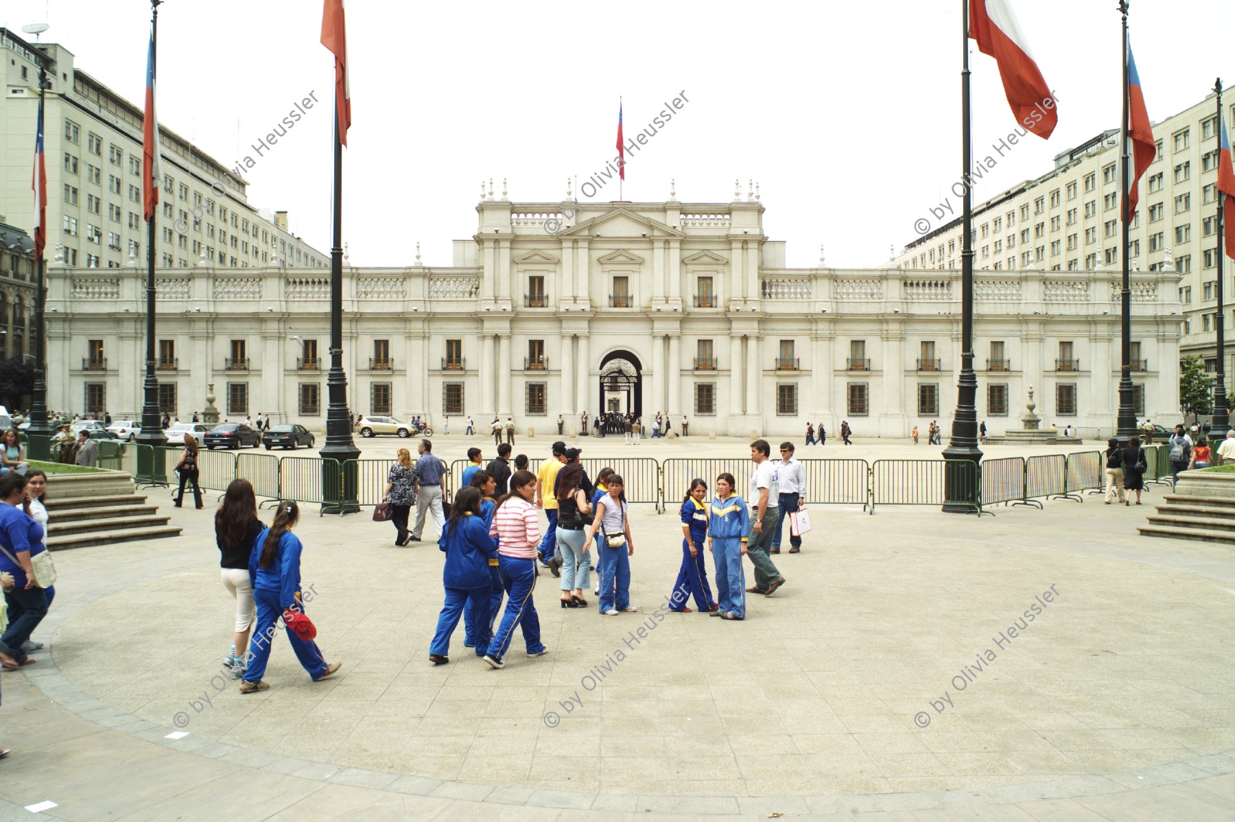 Image of sheet 20051207 photo 47: Palacio de La Moneda 
Palace of the Mint Palast
the presidental palace wich was attacked in September 1973 by General Augusto Pinochet.
La Moneda, is the seat of the President of the Republic of Chile. Santiago Architektur Platz Menschen