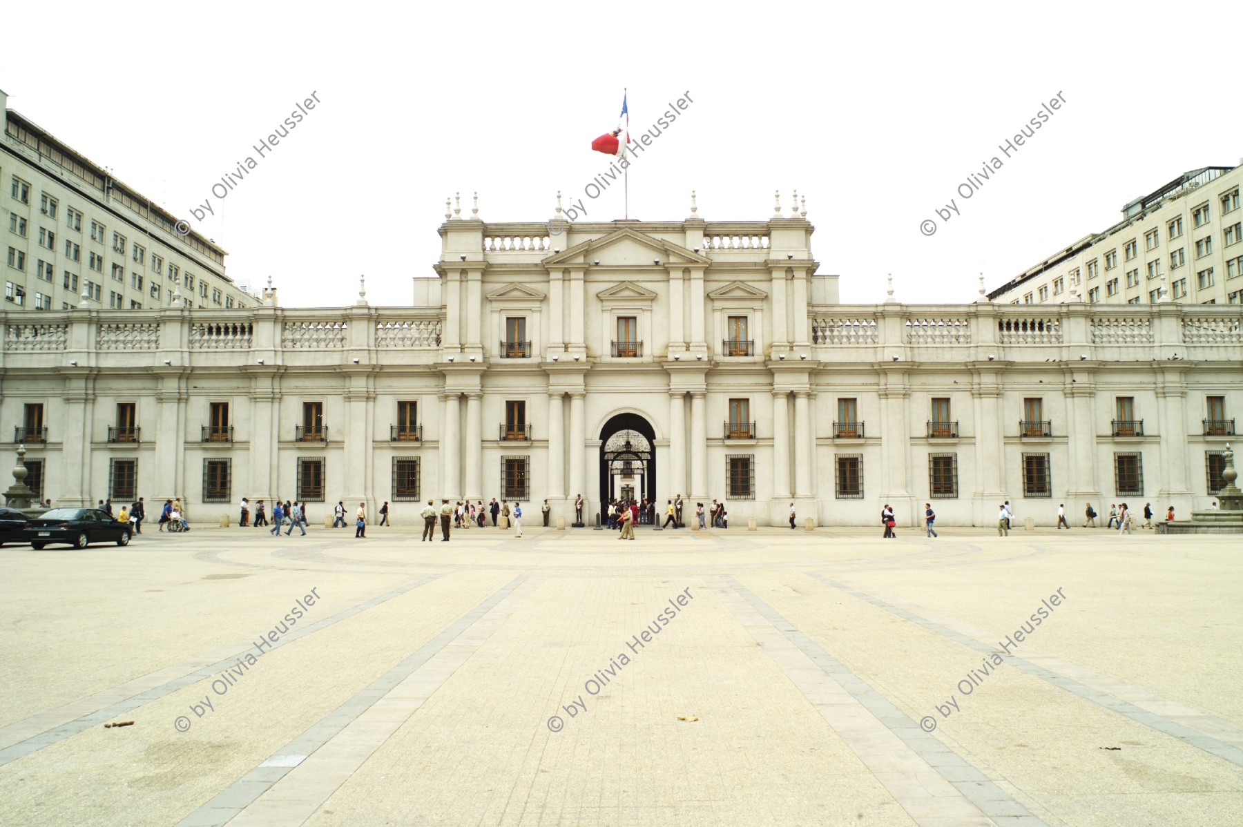 Image of sheet 20051207 photo 49: Palacio de La Moneda 
Palace of the Mint Palast
the presidental palace wich was attacked in September 1973 by General Augusto Pinochet.
La Moneda, is the seat of the President of the Republic of Chile. Santiago Architektur Platz Menschen