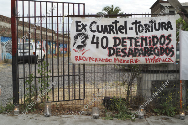 Image of sheet 20051208 photo 20: Casa de tortura José Domingo Cañas in
Santiago de Chile, in dem 1975 bis 1988 Oppositionelle der Pinochet-Diktatur gefoltert wurden. Human rights Folter Torture Militärdiktatur Art protest Transparent Banner 
La Casa de José Domingo Cañas Nº 1367 fue un centro de detención y torturas de la Dirección de Inteligencia Nacional (DINA), ubicado en la calle José Domingo Cañas Nº 1367, en la comuna de Ñuñoa, Santiago de Chile.