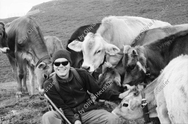 Image of sheet 20060020 photo 12: Leben auf der Alp mit Rind und Kalb, Neaza Graubünden, 2006.
Hirt mit krankem Rind. Hufe werden kontrolliert.