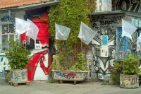 Image of sheet 20060817 photo 712: Rote Fabrik Zürich, Schweiz 2006
Aus der Serie: Zürich kapituliert. Kunstaktion von Enrico Centonze. Weisse Fahnen Badewannen Graffiti WC