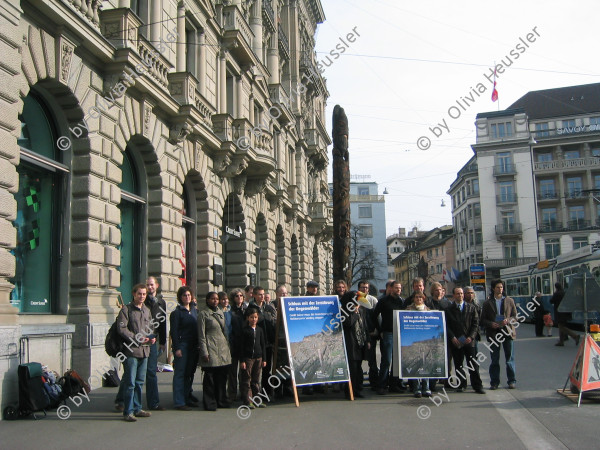 Image of sheet 20070223 photo 10: Aktion des Bruno Manser Fonds (BMF) vor der Credit-Suisse Bank gegen Abholzung der Regenwälder, Paradeplatz Zürich 2007.