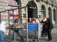 Image of sheet 20070223 photo 6: Aktion des Bruno Manser Fonds (BMF) vor der Credit-Suisse Bank gegen Abholzung der Regenwälder, Paradeplatz Zürich 2007.