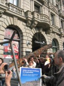 Image of sheet 20070223 photo 7: Aktion des Bruno Manser Fonds (BMF) vor der Credit-Suisse Bank gegen Abholzung der Regenwälder, Paradeplatz Zürich 2007.