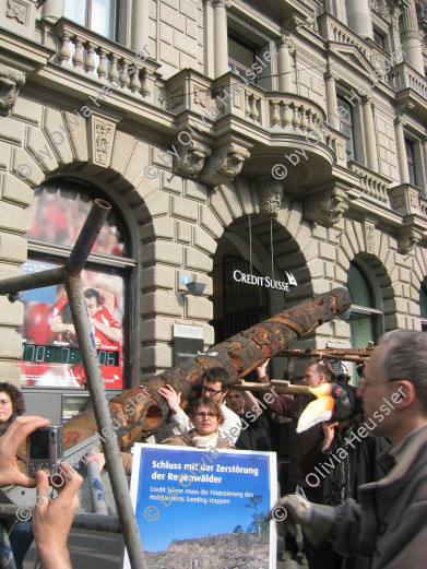 Image of sheet 20070223 photo 7: Aktion des Bruno Manser Fonds (BMF) vor der Credit-Suisse Bank gegen Abholzung der Regenwälder, Paradeplatz Zürich 2007.