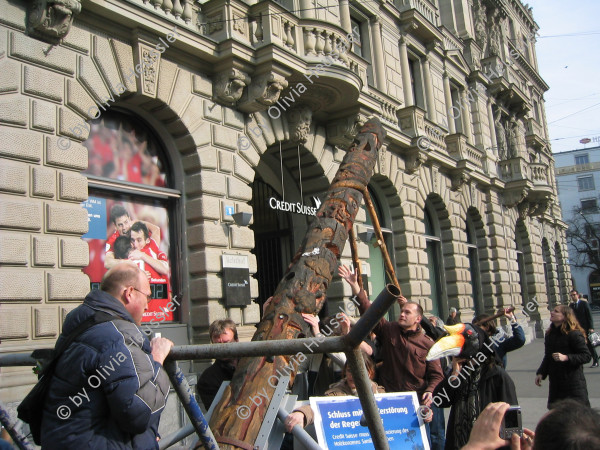 Image of sheet 20070223 photo 8: Aktion des Bruno Manser Fonds (BMF) vor der Credit-Suisse Bank gegen Abholzung der Regenwälder, Paradeplatz Zürich 2007.