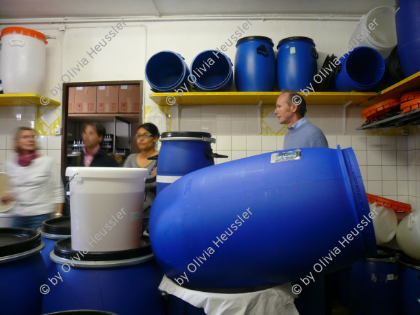 Image of sheet 20081015 photo 1: Produktion der Soglio-Kosmetik- Produkte in Soglio, Bergell Graubünden 2008.