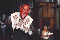 Image of sheet 20090511 photo 1: Le Diable. Fête en l'honneur de Santo Domingo de Guzman, patron de Managua. Santo Domingo, Département de Managua 1 Août page. 149
Teufel in der Kirche «Las Sierritas» am Patronatsfest für Santo Domingo
de Guzmán. Santo Domingo, Dep. Managua, 1. August 1993




 
Managua Nicaragua 1993 Fiesta patronal en honor a Santo Domingo de Guzmán, patrón de Managua. Santo Domingo, Dpto. de Managua, 1 de agosto de 1993 Patron Saint’s Day festivities for Santo Domingo de Guzmán, the patron saint of Managua. Santo Domingo, Dep. Managua, August 1, 1993
Aus: «Der Traum von Solentiname» EPF, Zürich 
«El Sueño de Solentiname» IHNCA Managua p.149
Exhibition: Kunstraum Winterthur, Der Traum von Solentiname 2009