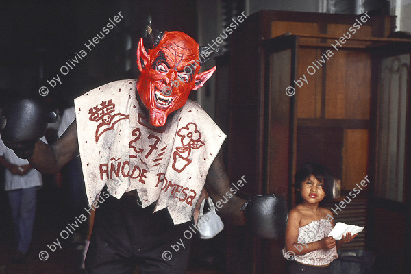 Image of sheet 20090511 photo 1: Le Diable. Fête en l'honneur de Santo Domingo de Guzman, patron de Managua. Santo Domingo, Département de Managua 1 Août page. 149
Teufel in der Kirche «Las Sierritas» am Patronatsfest für Santo Domingo
de Guzmán. Santo Domingo, Dep. Managua, 1. August 1993




 
Managua Nicaragua 1993 Fiesta patronal en honor a Santo Domingo de Guzmán, patrón de Managua. Santo Domingo, Dpto. de Managua, 1 de agosto de 1993 Patron Saint’s Day festivities for Santo Domingo de Guzmán, the patron saint of Managua. Santo Domingo, Dep. Managua, August 1, 1993
Aus: «Der Traum von Solentiname» EPF, Zürich 
«El Sueño de Solentiname» IHNCA Managua p.149
Exhibition: Kunstraum Winterthur, Der Traum von Solentiname 2009