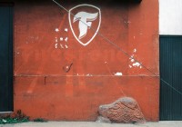 Image of sheet 20090511 photo 10: Petroglyph of an ocelot with contemporary advertising for Firestone tires at the former home of Dr. Alejandro Dávila Bolaños (1922–1979), a physician for the poor
and expert on indigenous languages. Estelí, 1995

Petroglyph eines Ozelots mit zeitgenössischer Werbung für Firestone-Autoreifen am ehemaligen Wohnsitz von Dr. Alejandro Dávila Bolaños (1922–1979), Arzt der Armen und Kenner der Indiosprachen. Estelí, 1995

Aus: «Der Traum von Solentiname» EPF, Zürich 
«El Sueño de Solentiname» IHNCA Managua p.153