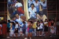 Image of sheet 20090511 photo 15: Frauen und Kinder warten vor einem Wandbild im Gesundheitszentrum Leonel Rugama, Esteli, Nicaragua 1993.


Aus: «Der Traum von Solentiname» EPF, Zürich 
«El Sueño de Solentiname» IHNCA Managua p.149
Exhibition: Kunstraum Winterthur, Der Traum von Solentiname 2009