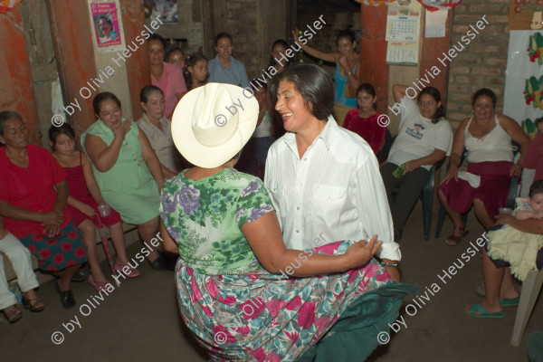 Image of sheet 20090511 photo 180: Die Frauen tanzen unter sich. Chagüite Grande, Dep. Jinotega, 2007
Aus: «Der Traum von Solentiname» EPF, Zürich 
«El Sueño de Solentiname» IHNCA Managua p.204
zu klein bearbeiten