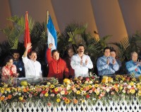 Image of sheet 20090511 photo 205: Rosario Murillo, Daniel Ortega – seit 2007 erneut Staatspräsident –, der venezolanische Staatspräsident Hugo Chávez Frías, der honduranische Staatspräsident Manuel Zelaya und der panamaische Staatspräsident
Martín Torrijos (v.l.n.r.) am 28. Jahrestag der sandinistischen Revolution. Plaza de la Fe, Managua, 2007
Aus: «Der Traum von Solentiname» EPF, Zürich 
«El Sueño de Solentiname» IHNCA Managua p.228