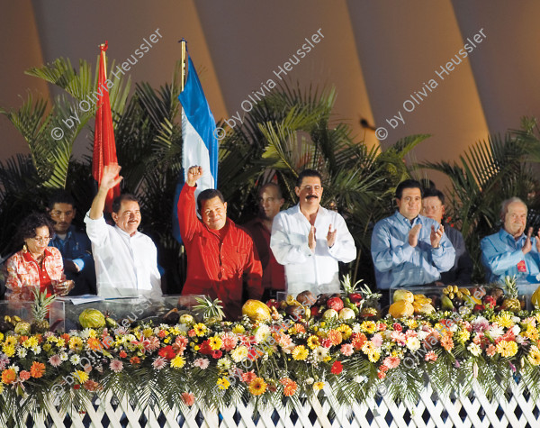 Image of sheet 20090511 photo 205: Rosario Murillo, Daniel Ortega – seit 2007 erneut Staatspräsident –, der venezolanische Staatspräsident Hugo Chávez Frías, der honduranische Staatspräsident Manuel Zelaya und der panamaische Staatspräsident
Martín Torrijos (v.l.n.r.) am 28. Jahrestag der sandinistischen Revolution. Plaza de la Fe, Managua, 2007
Aus: «Der Traum von Solentiname» EPF, Zürich 
«El Sueño de Solentiname» IHNCA Managua p.228