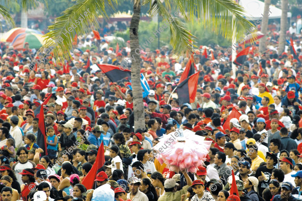 Image of sheet 20090511 photo 206: Rund 100.000 Menschen feiern mit dem wiedergewählten Daniel Ortega. Plaza de la Fe, Managua, 2007
Aus: «Der Traum von Solentiname» EPF, Zürich 
«El Sueño de Solentiname» IHNCA Managua p.229