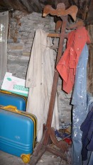 Image of sheet 20100818 photo 28: Vita Interiore, Verlassenes Haus mit Inhalt, Mosogno 2010. Reisekoffer blau
