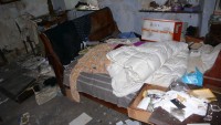 Image of sheet 20100818 photo 31: Vita Interiore, Verlassenes Haus mit Inhalt, Mosogno 2010. Bett Nachttisch Schlafzimmer