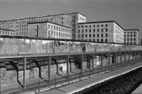 Image of sheet 20110040 photo 9: Bundesfinanzamt ehem. Reichsluftfahrtministerium Holocaust Denkmal zum Gedenken an die bis zu 6 Mio ermordeten Juden durch die Nazis, Berlin 2011.