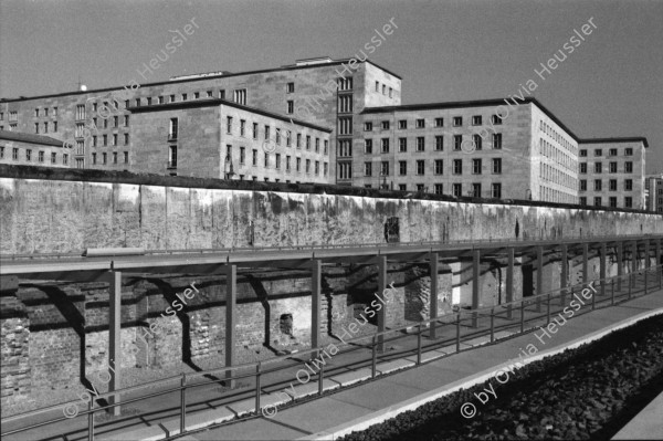 Image of sheet 20110040 photo 9: Bundesfinanzamt ehem. Reichsluftfahrtministerium Holocaust Denkmal zum Gedenken an die bis zu 6 Mio ermordeten Juden durch die Nazis, Berlin 2011.