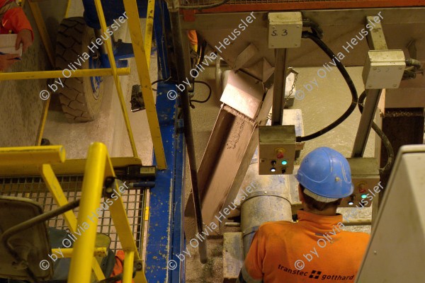 Image of sheet 20110208 photo 671: Gotthard Neat Neue Alpentransversale Bahntunnel. Betonierungsarbeiten im Gleisbereich, in der Oströhre, Bodio Kanton Tessin Schweiz, Svizzera, Switzerland
2011 √