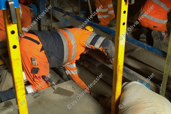 Image of sheet 20110208 photo 699: Gotthard Neat Tunnel Baustelle, Arbeiter Betonierung Schienenbereich. Kanton Tessin Ticino Schweiz Svizzera Switzerland 2011 √