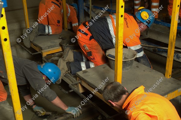 Image of sheet 20110208 photo 702: Gotthard Neat Tunnel Baustelle, Betonabrieb der Arbeiter Betonierung Schienenbereich. Kanton Tessin Ticino Schweiz Svizzera Switzerland 2011 √