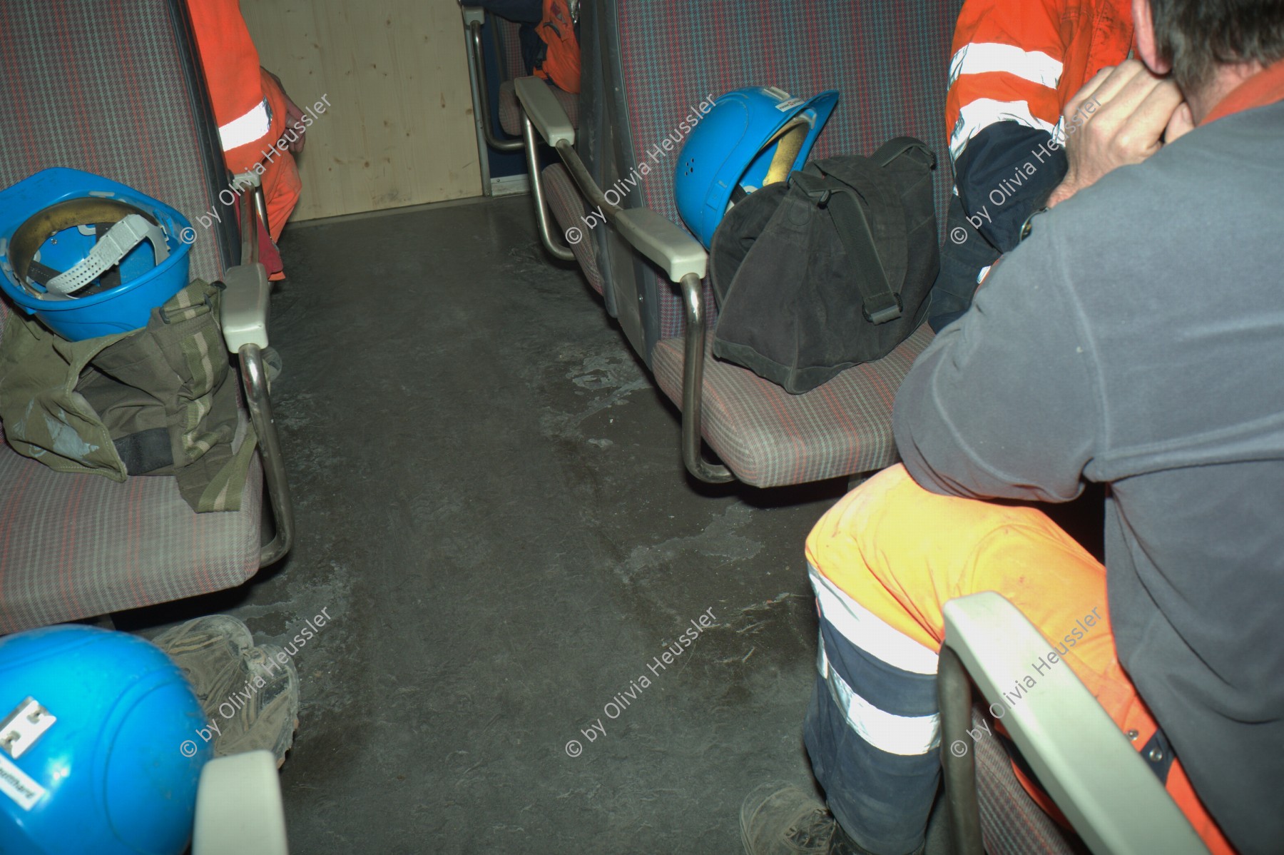 Image of sheet 20110208 photo 934: Gotthard Neat Neue Alpentransversale Bahntunnel. Bahnarbeiter fahren  im Arbeiterzug durch das Südportal, zur Baustelle im Tunnel bei Bodio, Kanton Tessin Schweiz Svizzera Switzerland 2011 √