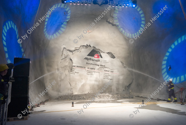 Image of sheet 20110323 photo 523: Miners celebrate after the tunnel drilling machine "Heidi" breaks through the last section of the Gotthard Base Tunnel West near Sedrun in the canton of Grisons, Switzerland, Wednesday, March 23, 2011. 
..Die Mineure feiern nach dem 2. Hauptdurchschlag im Gotthardbasistunnel in Sedrun, vor der Tunnelbohrmaschine "Heidi" Mittwoch, 23. Maerz 2011. Wie geplant sind am Mittwoch die letzten Meter Fels im Gotthard-Basistunnel durchstossen worden. Rund fuenf Monate nach dem Durchschlag der Ostroehre ist damit auch die Westroehre zwischen Erstfeld und Bodio auf der gesamten Laenge von 57 Kilometern ausgebrochen. √