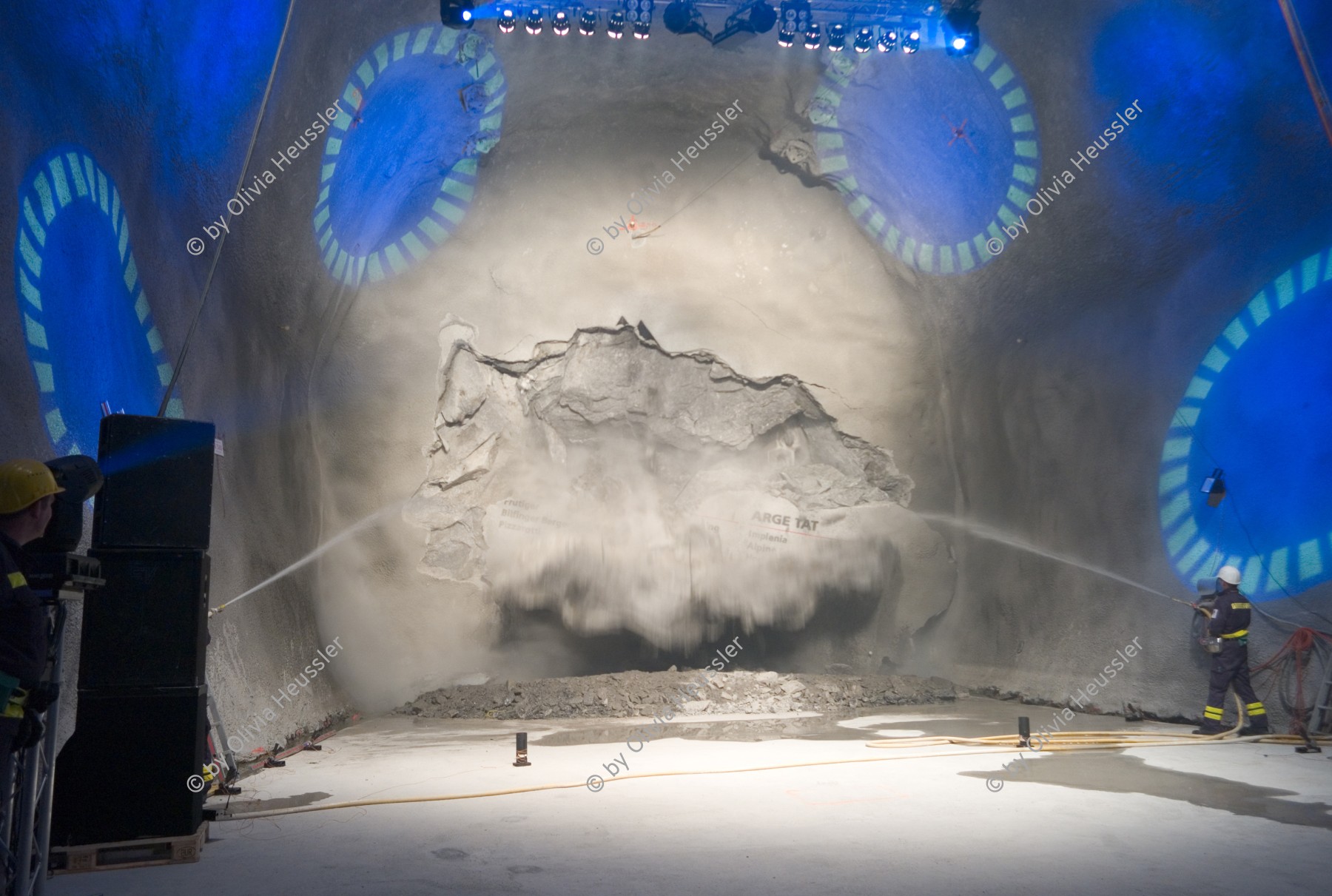 Image of sheet 20110323 photo 524: Miners celebrate after the tunnel drilling machine "Heidi" breaks through the last section of the Gotthard Base Tunnel West near Sedrun in the canton of Grisons, Switzerland, Wednesday, March 23, 2011.√
..Die Mineure feiern nach dem 2. Hauptdurchschlag im Gotthardbasistunnel in Sedrun, vor der Tunnelbohrmaschine "Heidi" Mittwoch, 23. Maerz 2011. Wie geplant sind am Mittwoch die letzten Meter Fels im Gotthard-Basistunnel durchstossen worden. Rund fuenf Monate nach dem Durchschlag der Ostroehre ist damit auch die Westroehre zwischen Erstfeld und Bodio auf der gesamten Laenge von 57 Kilometern ausgebrochen. Kanton Graubünden √