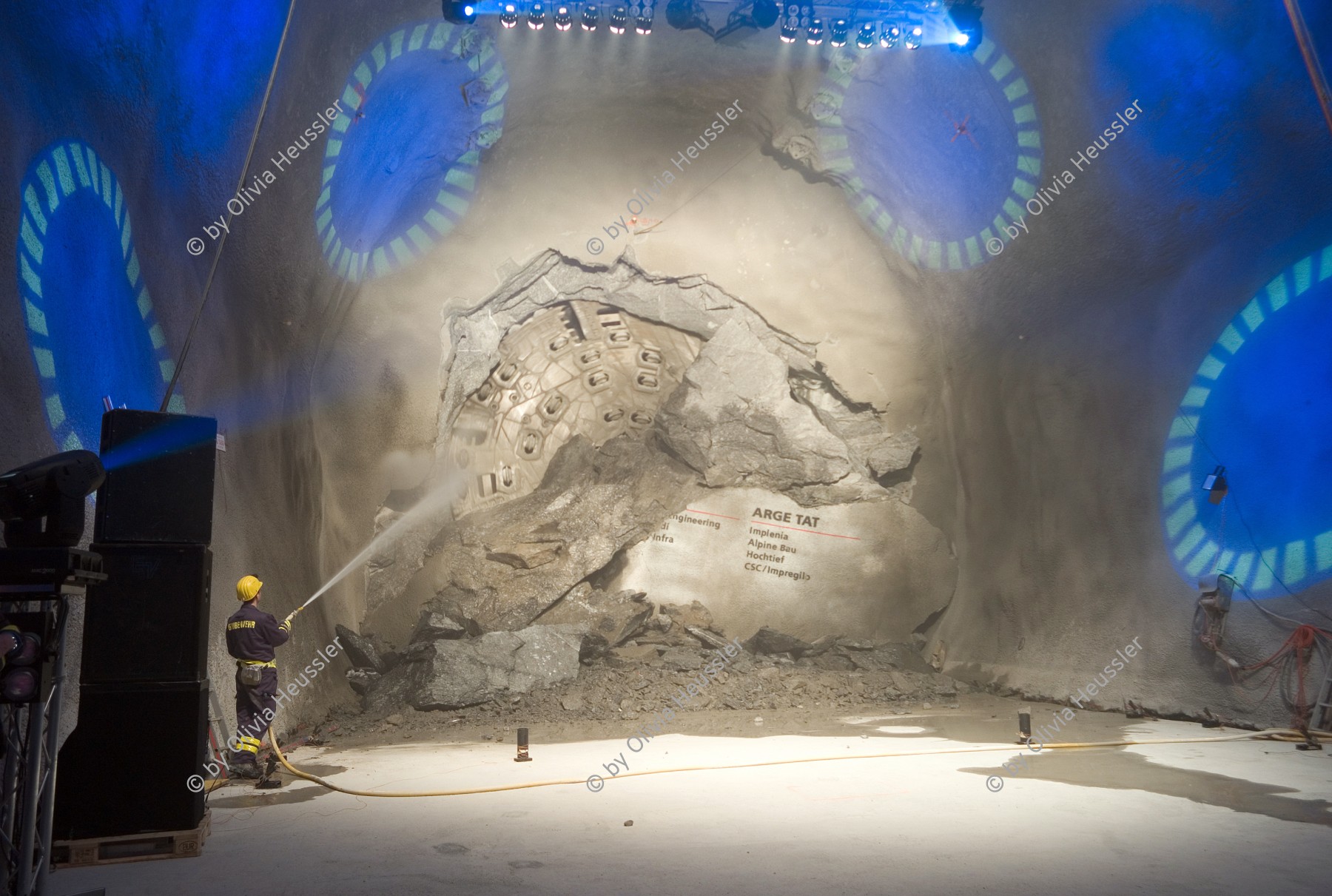 Image of sheet 20110323 photo 532: Miners celebrate after the tunnel drilling machine "Heidi" breaks through the last section of the Gotthard Base Tunnel West near Sedrun in the canton of Grisons, Switzerland, Wednesday, March 23, 2011. √
..Die Mineure feiern nach dem 2. Hauptdurchschlag im Gotthardbasistunnel in Sedrun, vor der Tunnelbohrmaschine "Heidi" Mittwoch, 23. Maerz 2011. Wie geplant sind am Mittwoch die letzten Meter Fels im Gotthard-Basistunnel durchstossen worden. Rund fuenf Monate nach dem Durchschlag der Ostroehre ist damit auch die Westroehre zwischen Erstfeld und Bodio auf der gesamten Laenge von 57 Kilometern ausgebrochen.