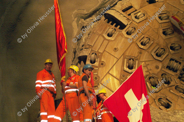 Image of sheet 20110323 photo 727: ..Die Mineure feiern nach dem 2. Hauptdurchschlag (Durchstich Neat) im Gotthardbasistunnel in Sedrun, vor der Tunnelbohrmaschine "Heidi" Mittwoch, 23. Maerz 2011.