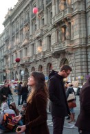 Image of sheet 20111022 photo 1: Aktivisten und Aktivistinnen der Bewegung Occupy Paradeplatz protestieren  auf dem Zuercher Paradeplatz vor dem Eingang der CS am 22. Oktober 2011.
