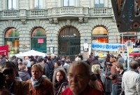 Image of sheet 20111022 photo 10: Aktivisten und Aktivistinnen der Bewegung Occupy Paradeplatz protestieren  auf dem Zuercher Paradeplatz vor dem Eingang der CS am 22. Oktober 2011.
