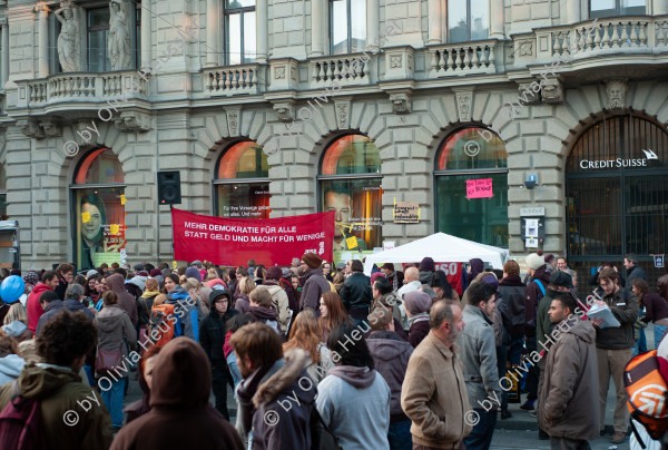 Image of sheet 20111022 photo 11: Aktivisten und Aktivistinnen der Bewegung Occupy Paradeplatz protestieren  auf dem Zuercher Paradeplatz vor dem Eingang der CS am 22. Oktober 2011.