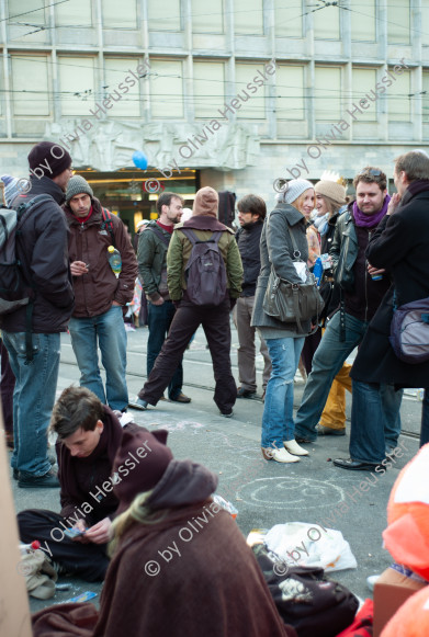 Image of sheet 20111022 photo 13: Aktivisten und Aktivistinnen der Bewegung Occupy Paradeplatz protestieren  auf dem Zuercher Paradeplatz vor dem Eingang der CS am 22. Oktober 2011.