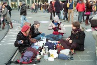 Image of sheet 20111022 photo 2: Aktivisten und Aktivistinnen der Bewegung Occupy Paradeplatz protestieren  auf dem Zuercher Paradeplatz vor dem Eingang der CS am 22. Oktober 2011.