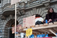Image of sheet 20111022 photo 4: Aktivisten und Aktivistinnen der Bewegung Occupy Paradeplatz protestieren  auf dem Zuercher Paradeplatz vor dem Eingang der CS am 22. Oktober 2011.