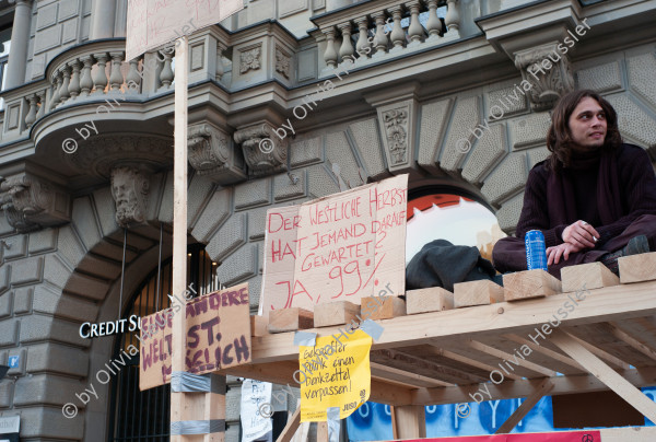 Image of sheet 20111022 photo 4: Aktivisten und Aktivistinnen der Bewegung Occupy Paradeplatz protestieren  auf dem Zuercher Paradeplatz vor dem Eingang der CS am 22. Oktober 2011.