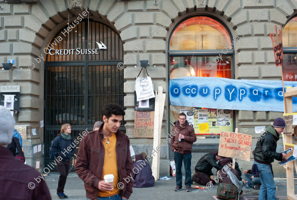 Image of sheet 20111022 photo 5: Aktivisten und Aktivistinnen der Bewegung Occupy Paradeplatz protestieren  auf dem Zuercher Paradeplatz vor dem Eingang der CS am 22. Oktober 2011.