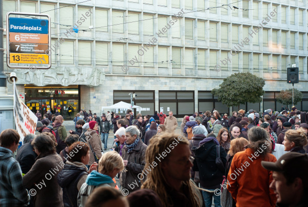 Image of sheet 20111022 photo 9: Aktivisten und Aktivistinnen der Bewegung Occupy Paradeplatz protestieren  auf dem Zuercher Paradeplatz