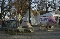 Image of sheet 20111109 photo 0: Zeltlager der Aktivisten "Occupy Paradeplatz" auf dem Zuercher Lindenhof am Dienstag, 9. November 2011. Nach drei Wochen auf dem Lindenhof muss das Zeltlager abgebrochen werden. Die Stadt Zuerich hat das Bewilligungsgesuch der Besetzer abgelehnt.