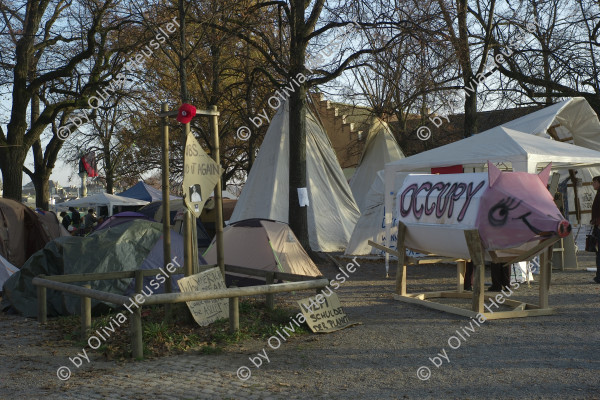 Image of sheet 20111109 photo 0: Zeltlager der Aktivisten "Occupy Paradeplatz" auf dem Zuercher Lindenhof am Dienstag, 9. November 2011. Nach drei Wochen auf dem Lindenhof muss das Zeltlager abgebrochen werden. Die Stadt Zuerich hat das Bewilligungsgesuch der Besetzer abgelehnt.