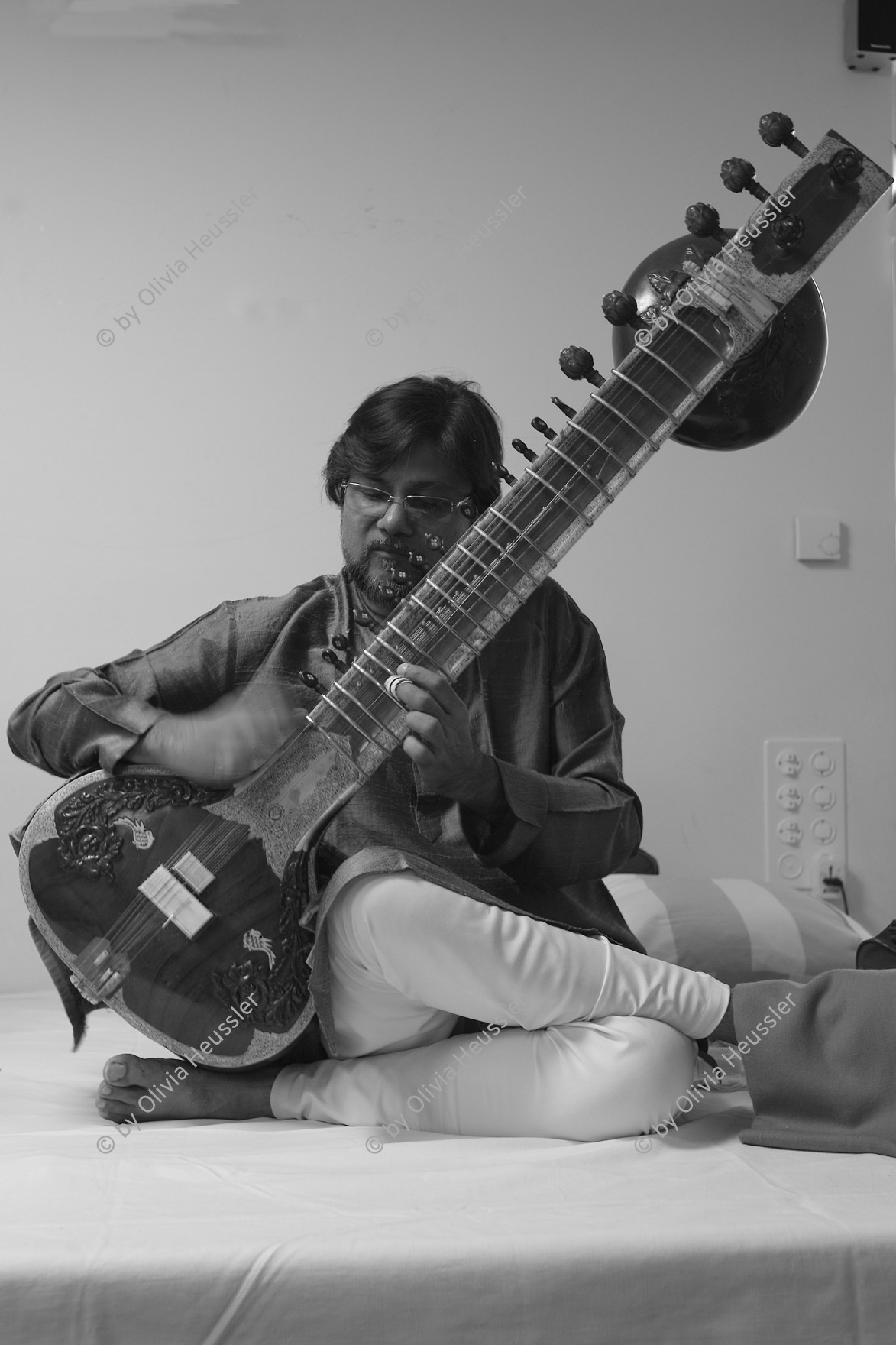 Image of sheet 20120527 photo 503: Partha Bose,  internationally acknowledged Sitar virtuoso, has performed in major music festivals in India and reputed venues in all five continents of the world.
Zürich Switzerland May 2012 √