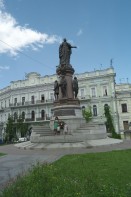 Image of sheet 20120701 photo 626: Denkmal Monument für
Katharina II., genannt Katharina die Große (russisch Екатерина Великая/Jekaterina Welikaja, * 2. Mai 1729[1] in Stettin; † 6. Novemberjul./ 17. November 1796greg. in Sankt Petersburg), war ab dem 9. Juli 1762 Kaiserin[2] von Russland, Herzogin von Holstein-Gottorf und ab 1793 Herrin von Jever. Sie ist die einzige Herrscherin, welcher in der Geschichtsschreibung der Beiname die Große verliehen wurde. Katharina II. ist eine Repräsentantin des aufgeklärten Absolutismus. √
Odessa Ukraine 2012