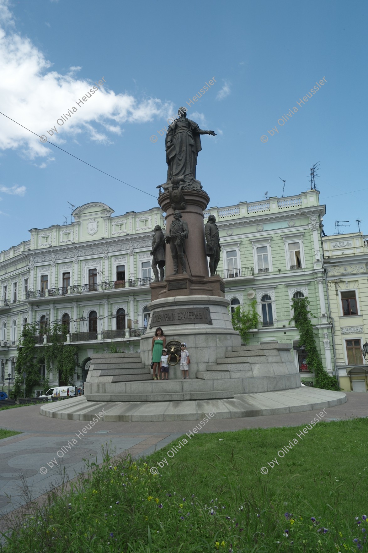 Image of sheet 20120701 photo 626: Denkmal Monument für
Katharina II., genannt Katharina die Große (russisch Екатерина Великая/Jekaterina Welikaja, * 2. Mai 1729[1] in Stettin; † 6. Novemberjul./ 17. November 1796greg. in Sankt Petersburg), war ab dem 9. Juli 1762 Kaiserin[2] von Russland, Herzogin von Holstein-Gottorf und ab 1793 Herrin von Jever. Sie ist die einzige Herrscherin, welcher in der Geschichtsschreibung der Beiname die Große verliehen wurde. Katharina II. ist eine Repräsentantin des aufgeklärten Absolutismus. √
Odessa Ukraine 2012