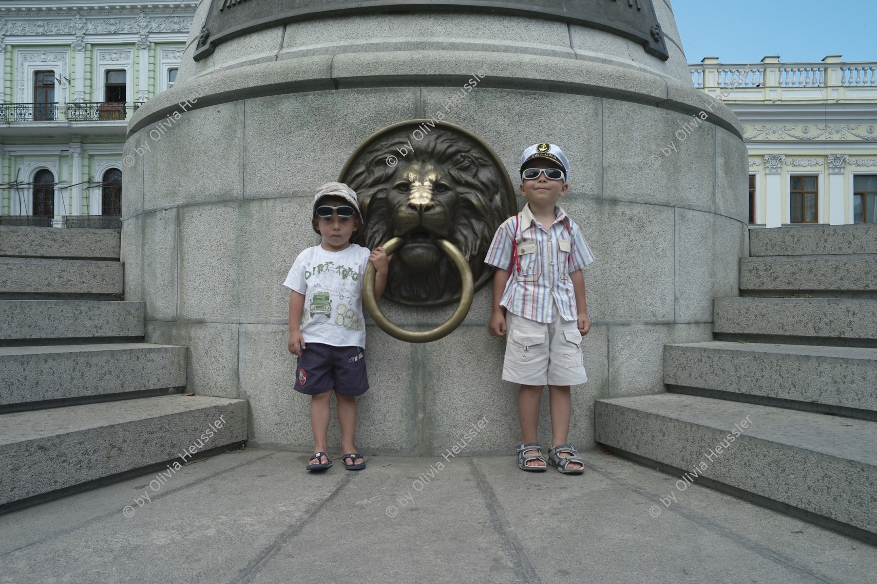 Image of sheet 20120701 photo 628: Odessa, Odesa City Stadt 2012
Ukraine 
Zwei Junge Knaben Buben stehen am Fuss des  Denkmal
Monument für
Katharina II., genannt Katharina die Große (russisch Екатерина Великая/Jekaterina Welikaja, * 2. Mai 1729[1] in Stettin; † 6. Novemberjul./ 17. November 1796greg. in Sankt Petersburg), war ab dem 9. Juli 1762 Kaiserin[2] von Russland, Herzogin von Holstein-Gottorf und ab 1793 Herrin von Jever. Sie ist die einzige Herrscherin, welcher in der Geschichtsschreibung der Beiname die Große verliehen wurde. Katharina II. ist eine Repräsentantin des aufgeklärten Absolutismus. 
in der ukrainischen Hafenstadt Odessa am Schwarzen Meer