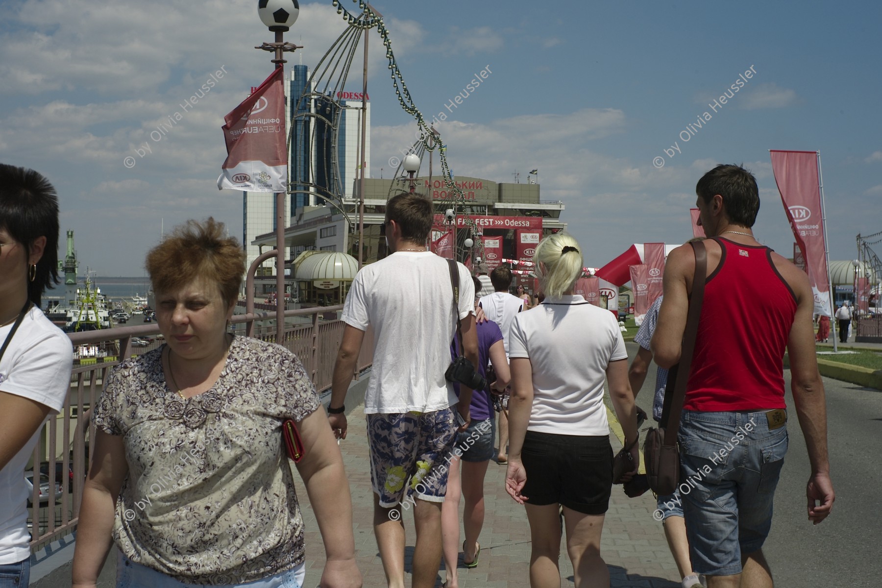 Image of sheet 20120701 photo 638: Menschen spazieren in der ukrainischen Hafenstadt Odessa am Schwarzen Meer, 2012.