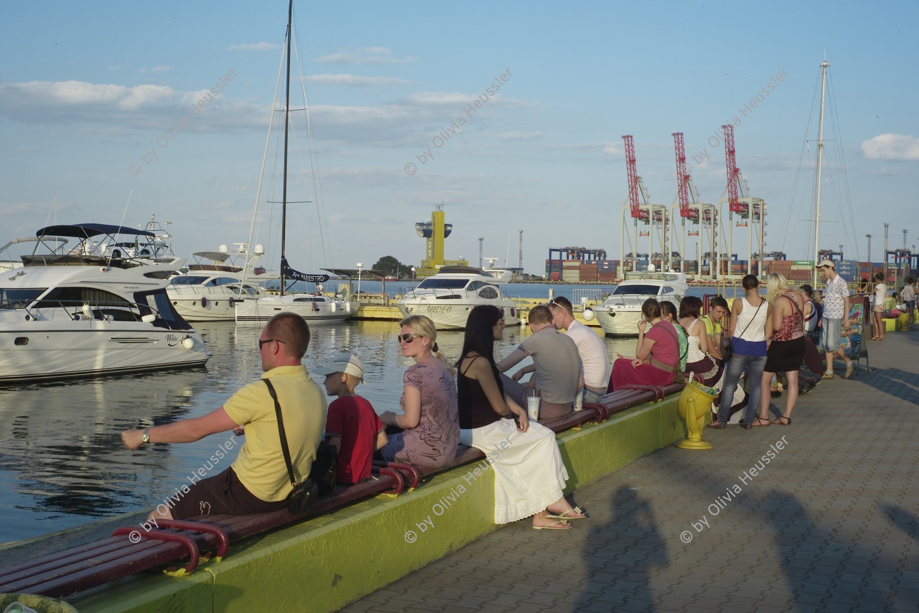 Image of sheet 20120701 photo 649: Odessa, Odesa City Stadt 2012
Ukraine Port Hafen
Menschen spazieren und besuchen den Hafen der ukrainischen Hafenstadt Odessa am Schwarzen Meer