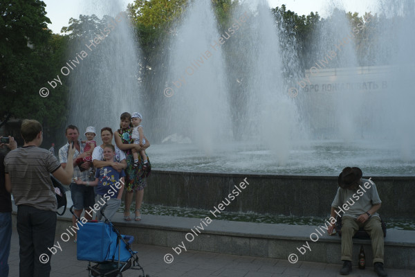 Image of sheet 20120701 photo 673: Odessa, Odesa City Stadt 2012 Treppe Potemkinsche Ukraine Port Hafen Zug Transport Kohle Chiquita Gebäude
Die Potemkinsche Treppe ist eine Mitte des 19. Jahrhunderts errichtete Freitreppe mit 192 Stufen in der ukrainischen Hafenstadt Odessa am Schwarzen Meer